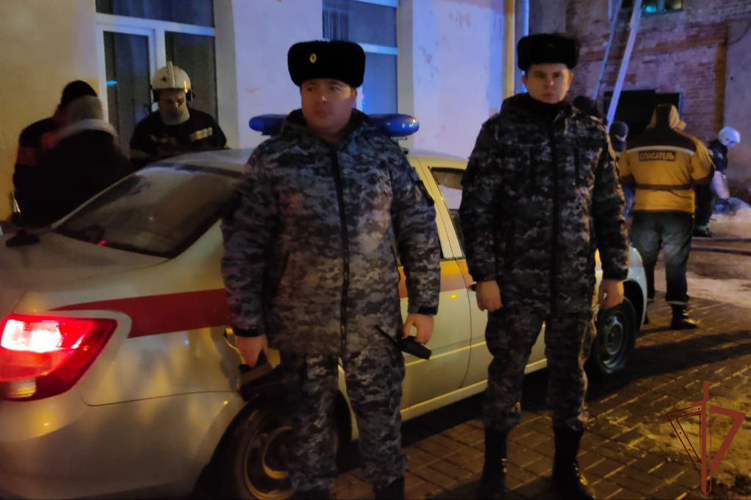 Троих граждан эвакуировали росгвардейцы из задымленной квартиры в Тамбове