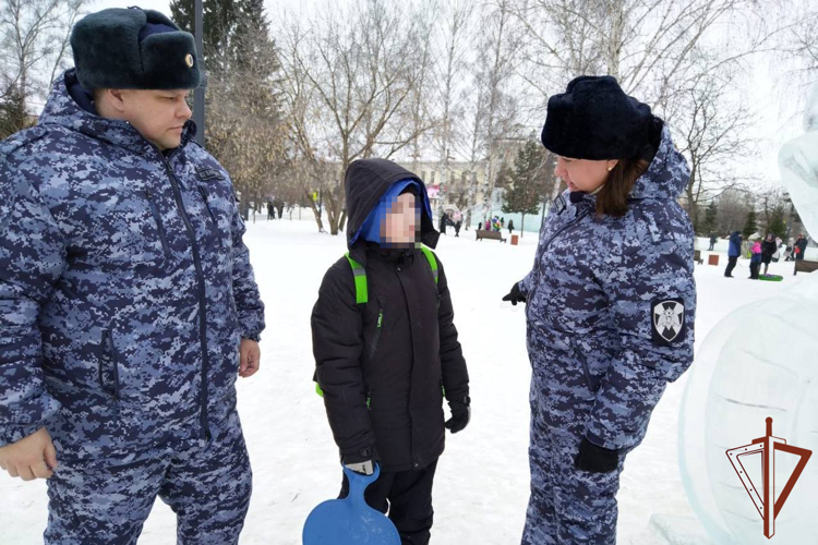 Росгвардейцы в Томске пришли на помощь ребенку, потерявшемуся на ледовом городке