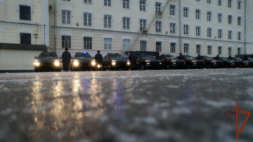 Сотрудникам Росгвардии в Самаре вручили ключи от 20 новых служебных автомобилей «Москвич» (видео)