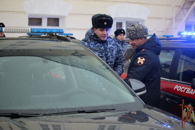 Сотрудникам Росгвардии в Самаре вручили ключи от 20 новых служебных автомобилей «Москвич» (видео)