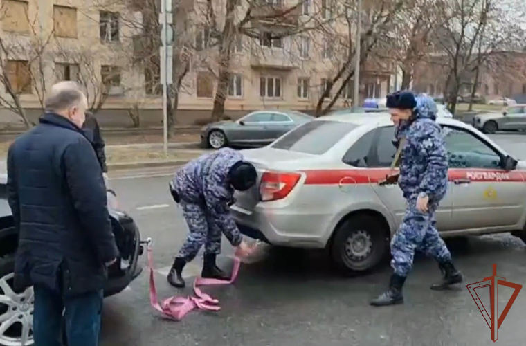 Сотрудники Росгвардии в Москве оказали помощь водителю неисправного автомобиля (видео)