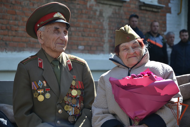 Ветерана Великой Отечественной войны поздравили с днем рождения росгвардейцы в Самаре  