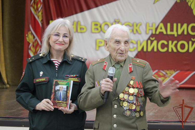 Ветерана Великой Отечественной войны поздравили с днем рождения росгвардейцы в Самаре  