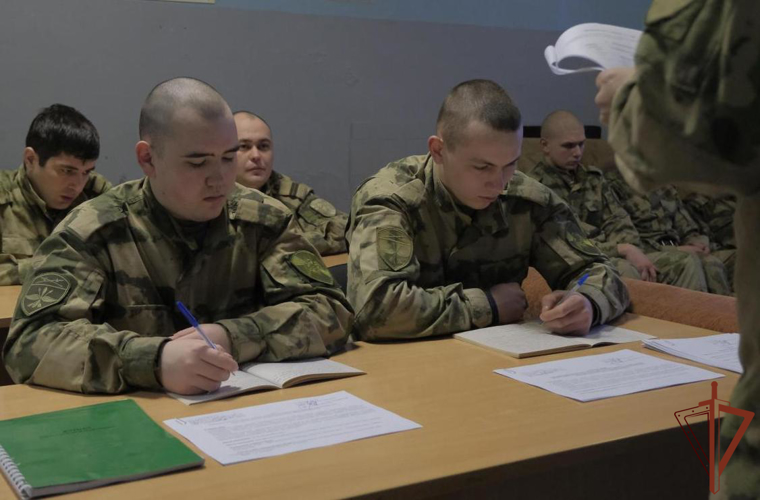 Росгвардейцы провели тренировку действий по противопожарной защите аэродрома в Екатеринбурге