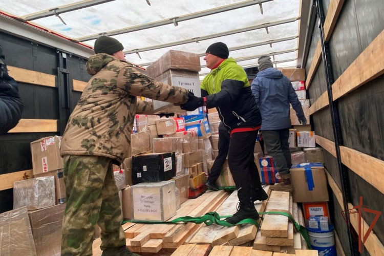 В Томске росгвардейцы оказали помощь в погрузке Рождественской гуманитарной помощи для Донбасса