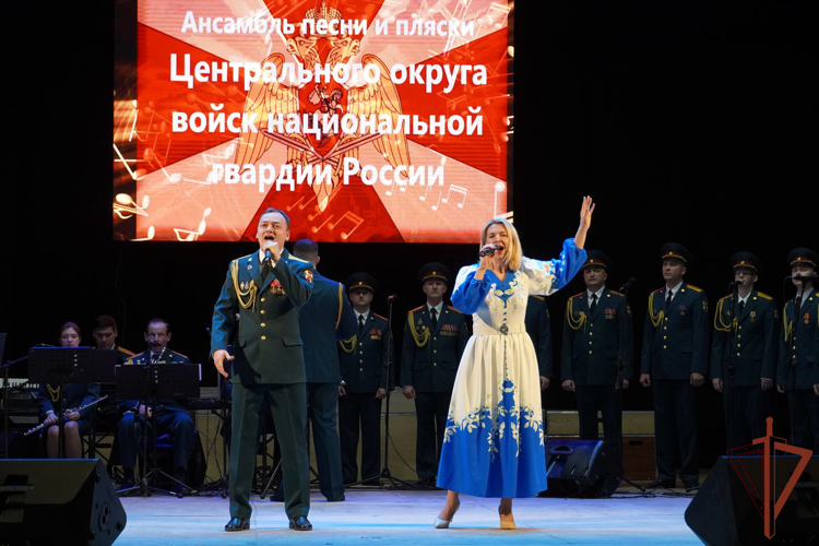 Военные музыканты Центрального округа Росгвардии выступили с концертом в Костроме