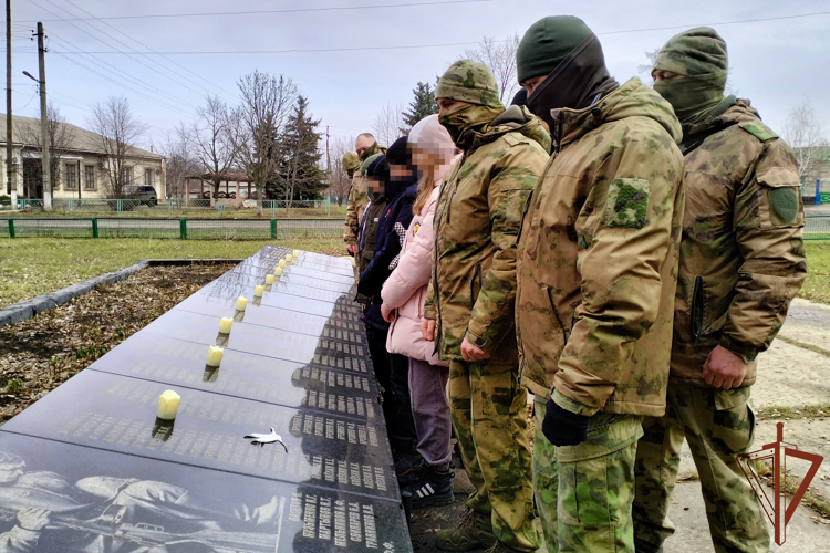 В канун годовщины Победы в Сталинградской битве росгвардейцы, выполняющие задачи в зоне СВО, встретились со школьниками ЛНР