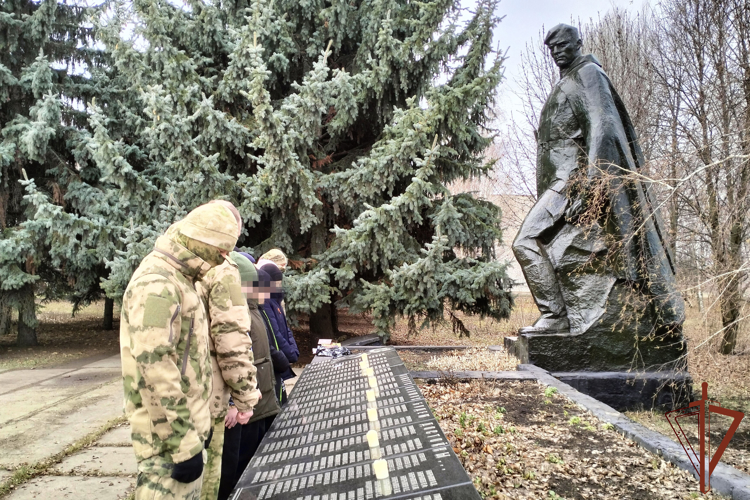 В канун годовщины Победы в Сталинградской битве росгвардейцы, выполняющие задачи в зоне СВО, встретились со школьниками ЛНР