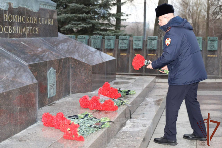 Росгвардейцы в регионах Центральной России приняли участие в мероприятиях 82-й годовщины Сталинградской битвы