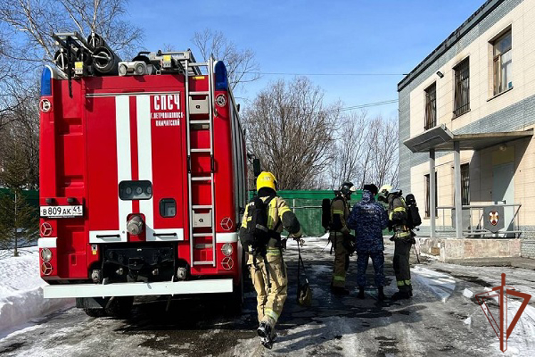 Совместные пожарно-тактические занятия провели Росгвардия и МЧС на Камчатке 