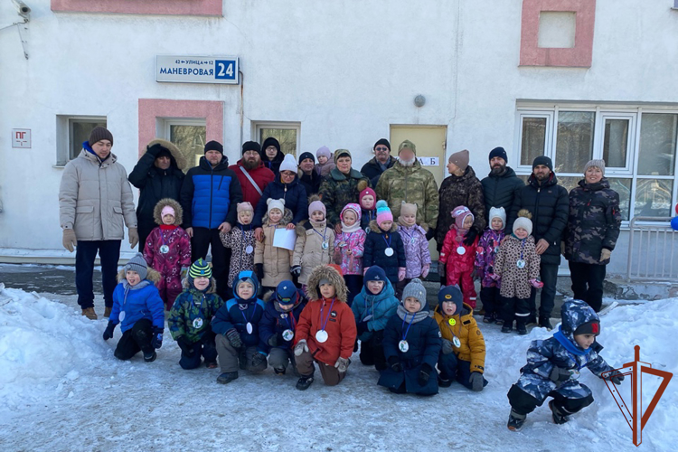 Патриотические встречи с подшефной молодежью провели росгвардейцы с Урала