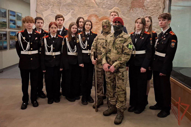 Росгвардейцы рассказали о своем боевом опыте московским кадетам