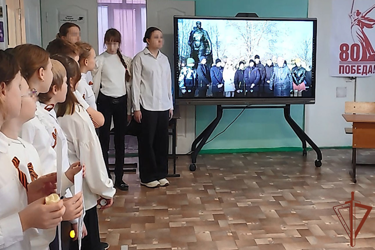 В канун годовщины Победы в Сталинградской битве росгвардейцы, выполняющие задачи в зоне СВО, встретились со школьниками ЛНР