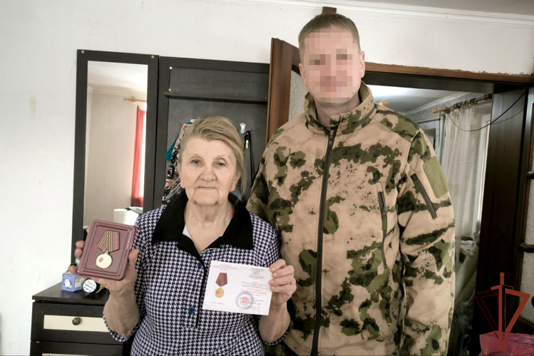 В ЛНР росгвардейцы вручили ветеранам юбилейные медали «80 лет Победы в Великой Отечественной войне 1941-1945 гг.» 