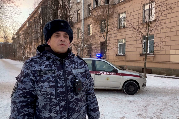 В Санкт-Петербурге росгвардейцы эвакуировали многодетную семью во время пожара в жилом доме