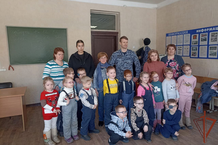 Патриотические встречи с подшефной молодежью провели росгвардейцы с Урала