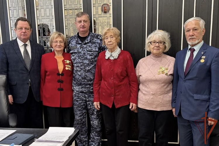 В Санкт-Петербурге сотрудники Росгвардии приняли участие в акции «В гости к ветерану»