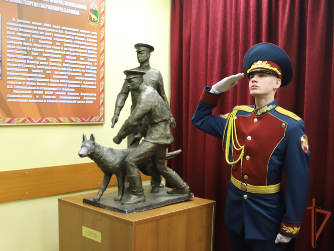 В Пермском военном институте Росгвардии впервые прошла торжественная церемония вручения щенков курсантам-кинологам (видео)