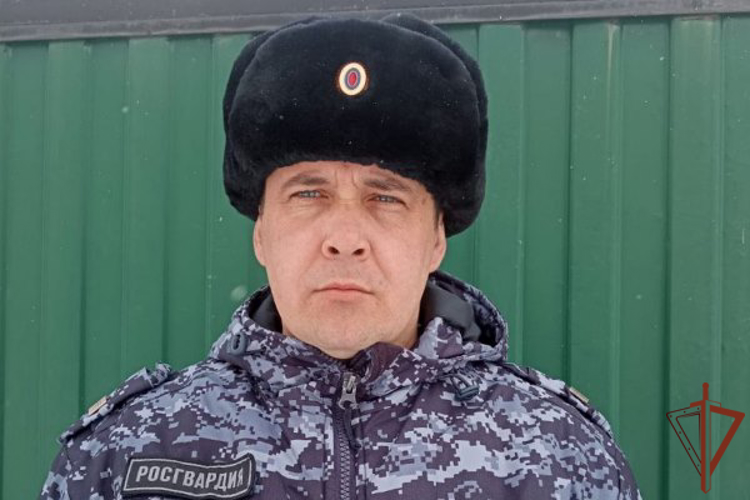Сотрудник Росгвардии спас на пожаре семью в Алтайском крае 