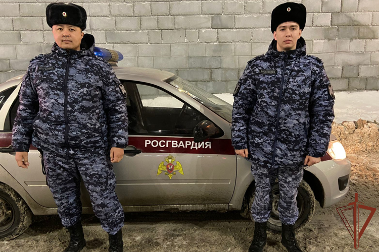 Сотрудники Росгвардии в Омске пришли на помощь потерявшему сознание на улице мужчине