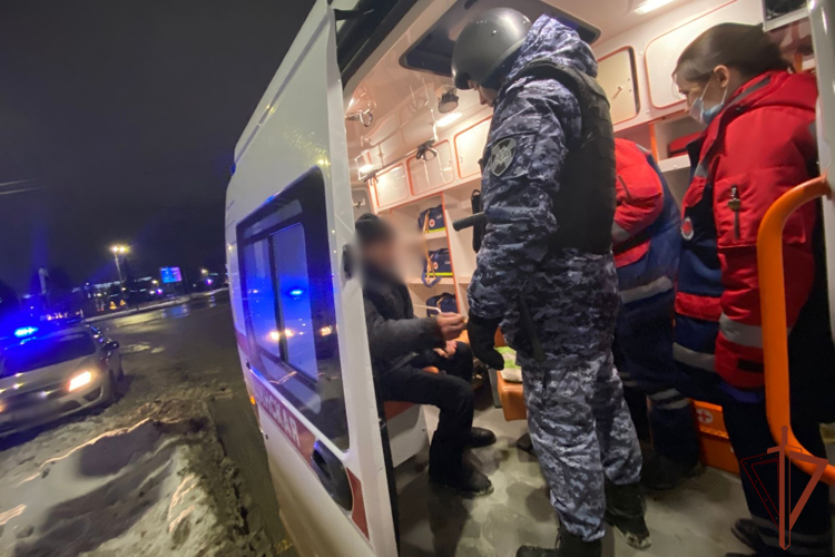 Сотрудники Росгвардии в Омске пришли на помощь потерявшему сознание на улице мужчине