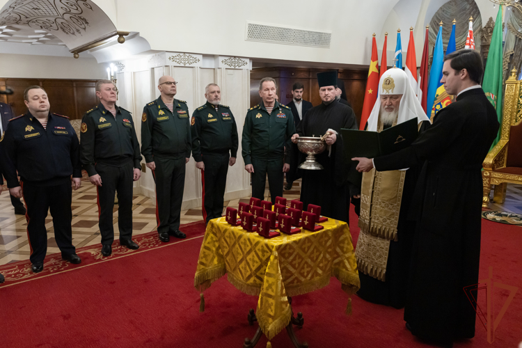 В храме Христа Спасителя освятили нательные кресты для росгвардейцев – участников СВО (видео)