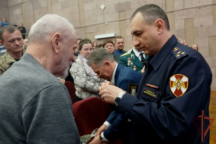 Росгвардейцы в Удмуртии вручили ветерану войск правопорядка медаль к 80-летию Победы