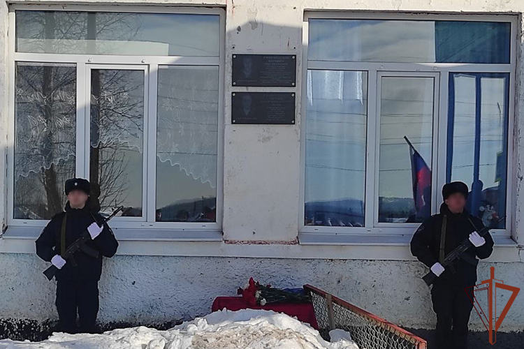 Память погибшего сотрудника ОМОН Росгвардии увековечили в Свердловской области