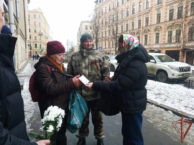 В Санкт-Петербурге росгвардейцы вручили ветерану юбилейную медаль в честь 80-летия Победы в Великой Отечественной войне