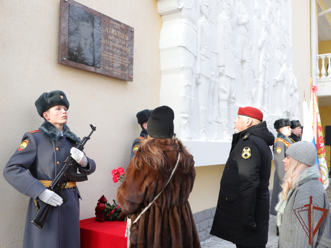В Пермском военном институте Росгвардии впервые прошла торжественная церемония вручения щенков курсантам-кинологам (видео)