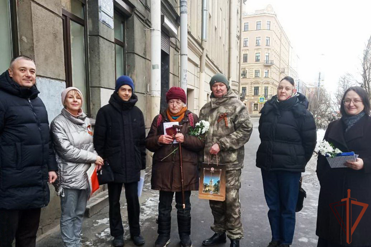 В Санкт-Петербурге росгвардейцы вручили ветерану юбилейную медаль в честь 80-летия Победы в Великой Отечественной войне