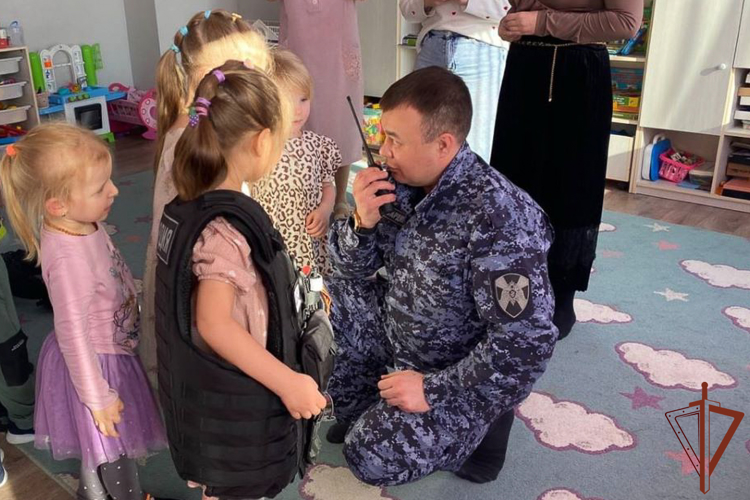 Патриотические встречи с подшефной молодежью провели росгвардейцы с Урала