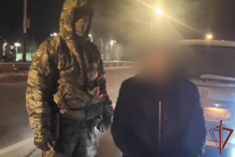 В Хабаровске при содействии СОБР Росгвардии задержан предполагаемый поставщик-курьер с крупной партией наркотиков