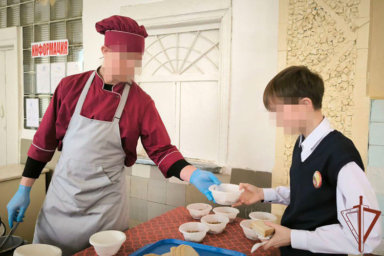 В канун Дня защитника Отечества росгвардейцы встретились с преподавателями и учениками подшефной школы в ЛНР