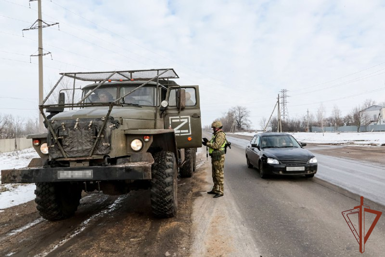 В свой профессиональный праздник инспекторы ВАИ Росгвардии обеспечивают безопасность дорожного движения в новых российских регионах (видео)