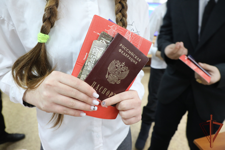 Сотрудники Росгвардии приняли участие в церемонии вручения  паспортов Российской Федерации юным жителям ЛНР