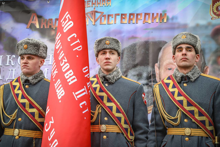В Санкт-Петербурге росгвардейцы поздравили со 100-летием ветерана Великой Отечественной войны (видео)