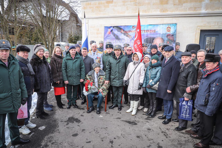 В Санкт-Петербурге росгвардейцы поздравили со 100-летием ветерана Великой Отечественной войны (видео)