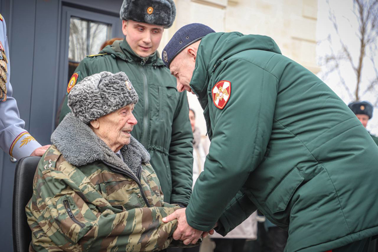 В Санкт-Петербурге росгвардейцы поздравили со 100-летием ветерана Великой Отечественной войны (видео)