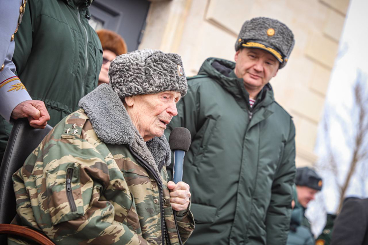 В Санкт-Петербурге росгвардейцы поздравили со 100-летием ветерана Великой Отечественной войны (видео)