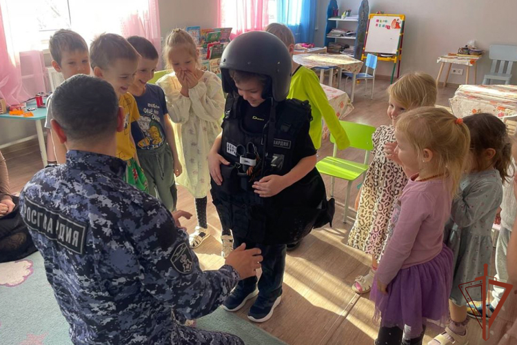Патриотические встречи с подшефной молодежью провели росгвардейцы с Урала