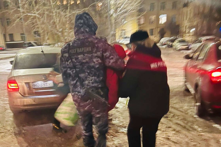 В Санкт-Петербурге росгвардейцы эвакуировали многодетную семью во время пожара в жилом доме