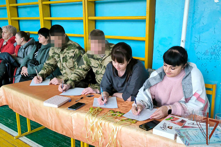 В канун Дня защитника Отечества росгвардейцы встретились с преподавателями и учениками подшефной школы в ЛНР