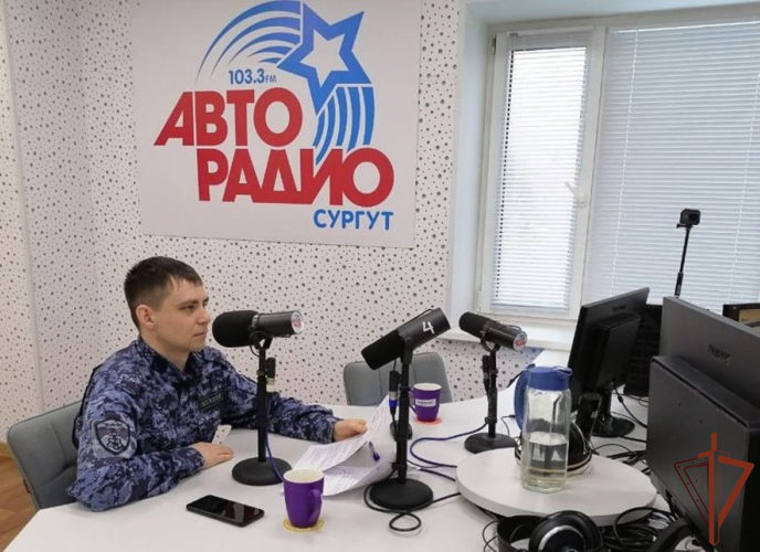 Офицеры Росгвардии с Урала приняли участие в цикле прямых эфиров на телевидении и радио
