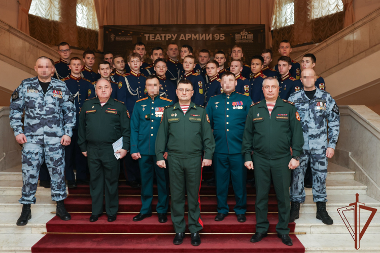 Росгвардейцам-участникам СВО вручили государственные награды на встрече поколений защитников Отечества (видео)