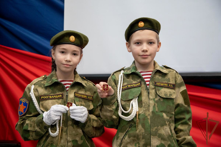 На Урале росгвардейцы поздравили школьников со вступлением в «Гвардейскую смену»