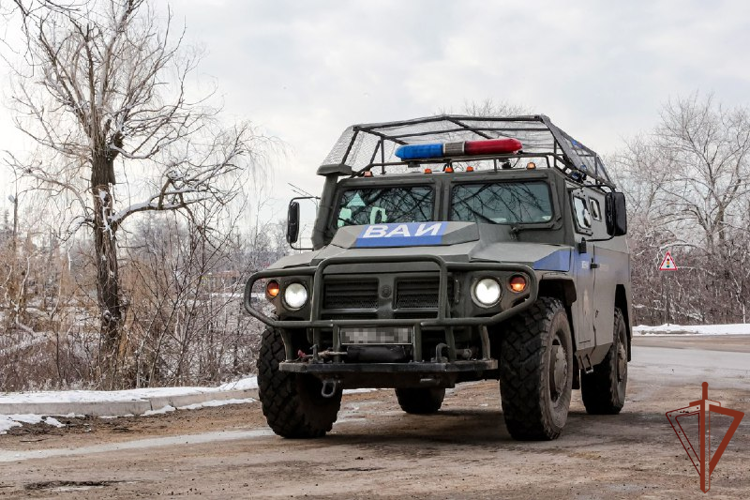 В свой профессиональный праздник инспекторы ВАИ Росгвардии обеспечивают безопасность дорожного движения в новых российских регионах (видео)