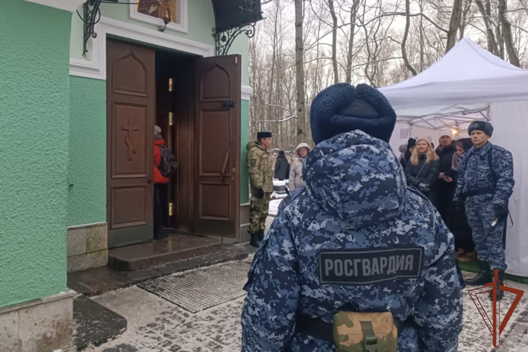 Сотрудники Росгвардии обеспечили безопасность мероприятия, приуроченного ко дню памяти блаженной Ксении Петербургской