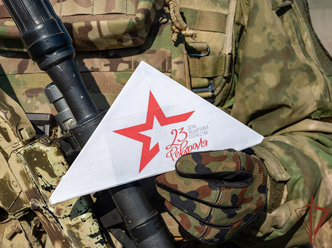 Росгвардейцы в Херсонской и Запорожской областях получили письма и рисунки от детей (видео)