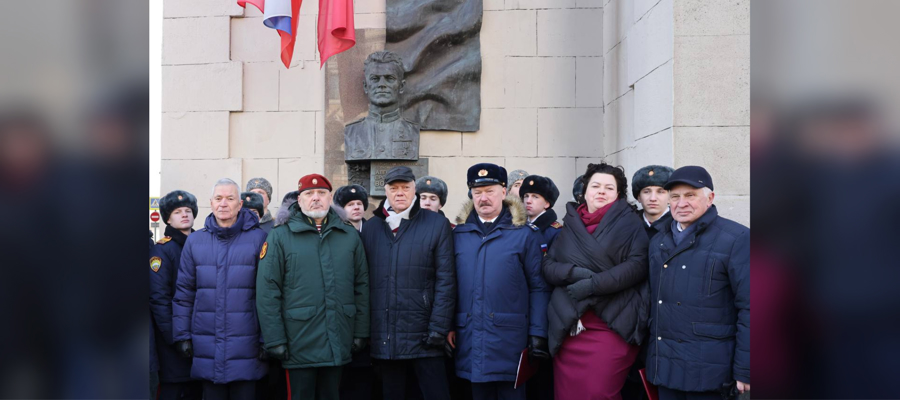 Росгвардия открыла памятный барельеф Герою Советского Союза Алексею Волошину в Москве (видео)